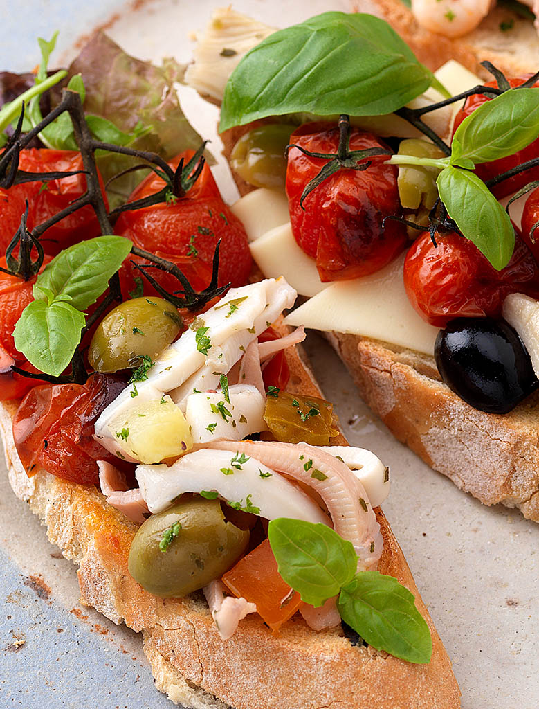 Packshot Factory - Baked - Calamari and cherry tomatoes baguette