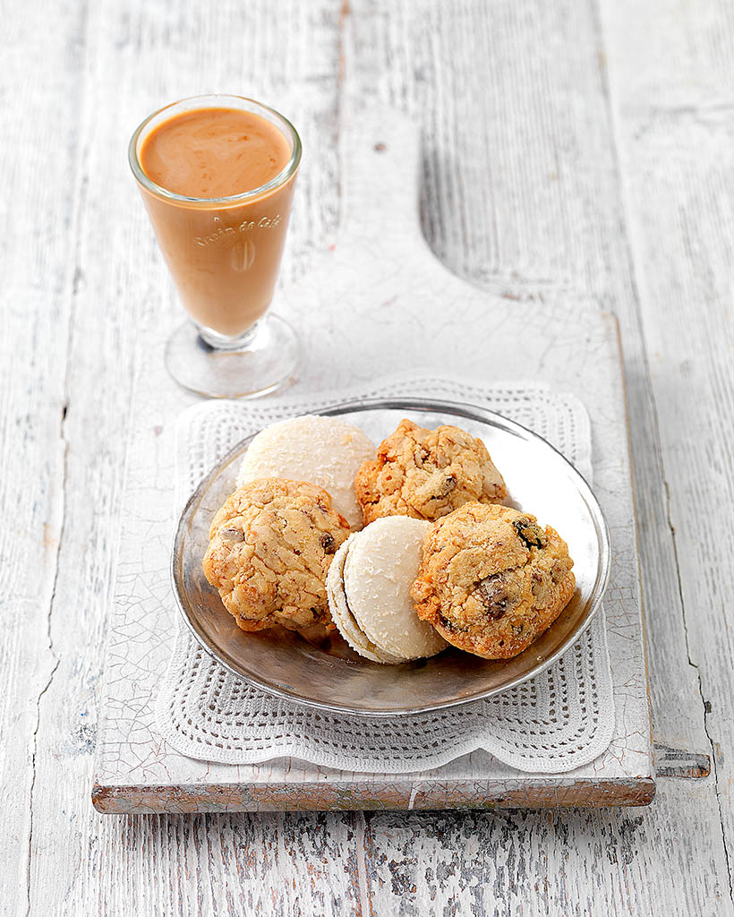 Packshot Factory - Baked - Coffee and macarons