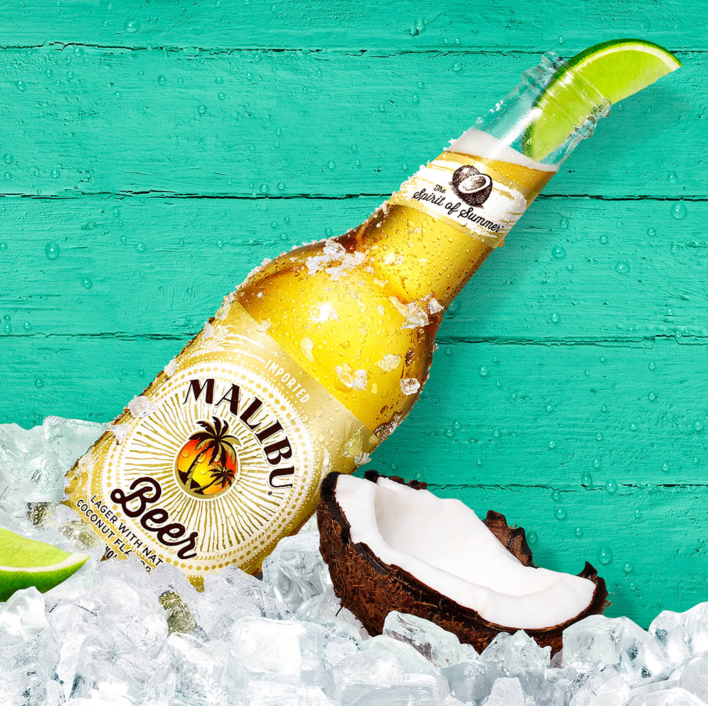 Packshot Factory - Beer - Malibu beet bottle with lime wedge