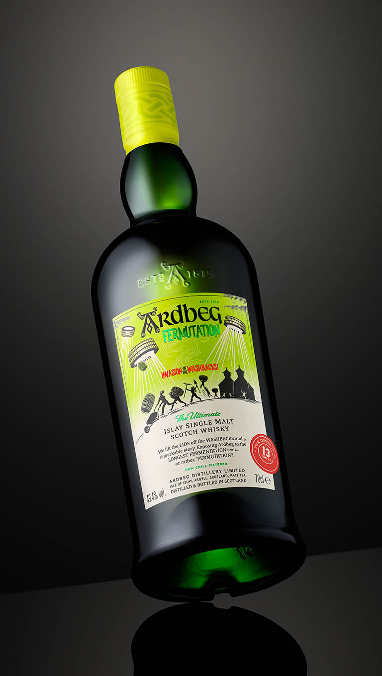 Packshot Factory - Black background - Arbeg whisky bottle