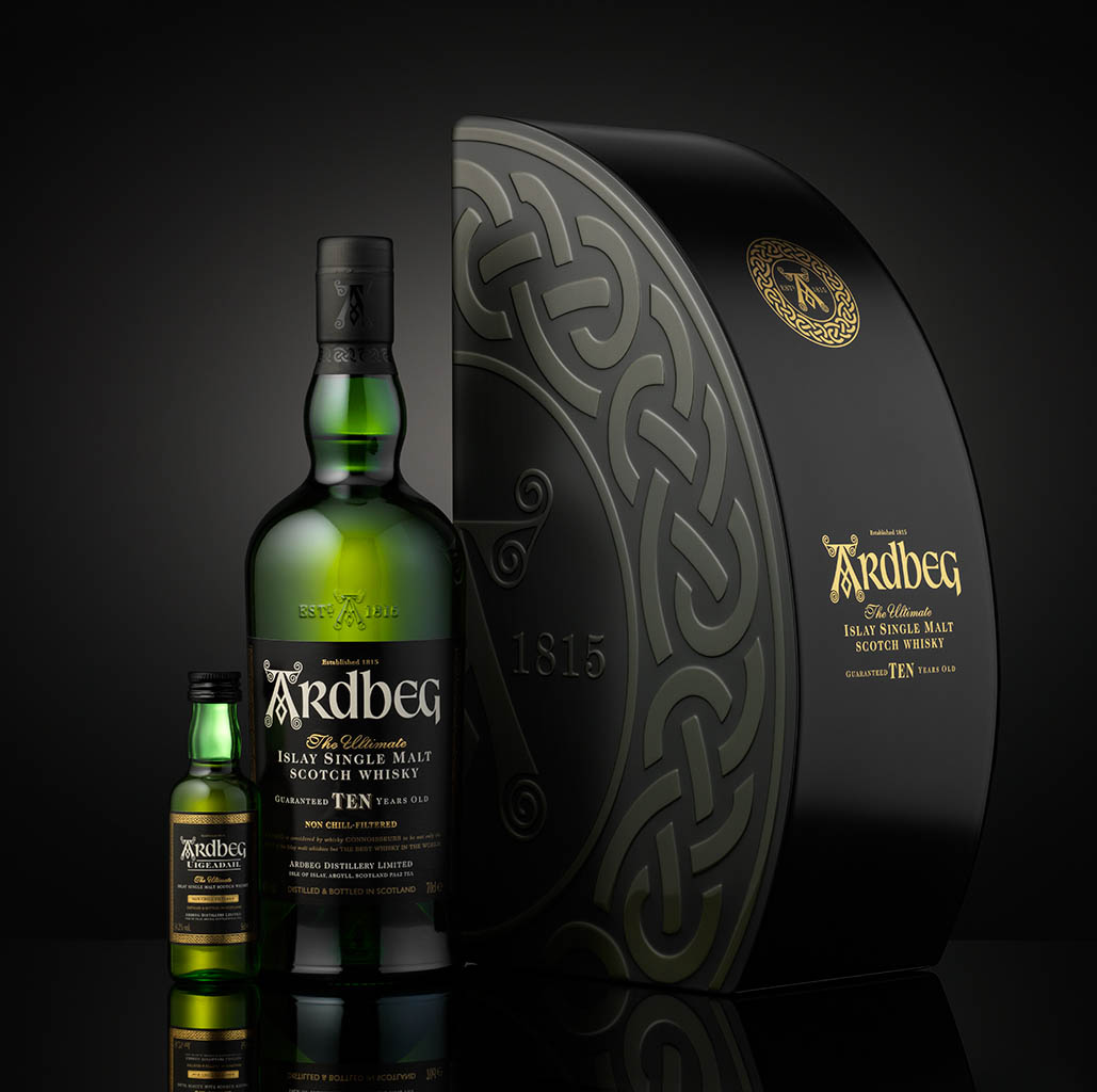 Packshot Factory - Black background - Ardbeg whisky bottle and box