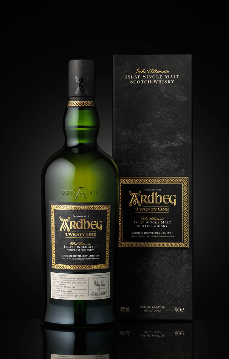 Packshot Factory - Black background - Ardbeg whisky bottle and box