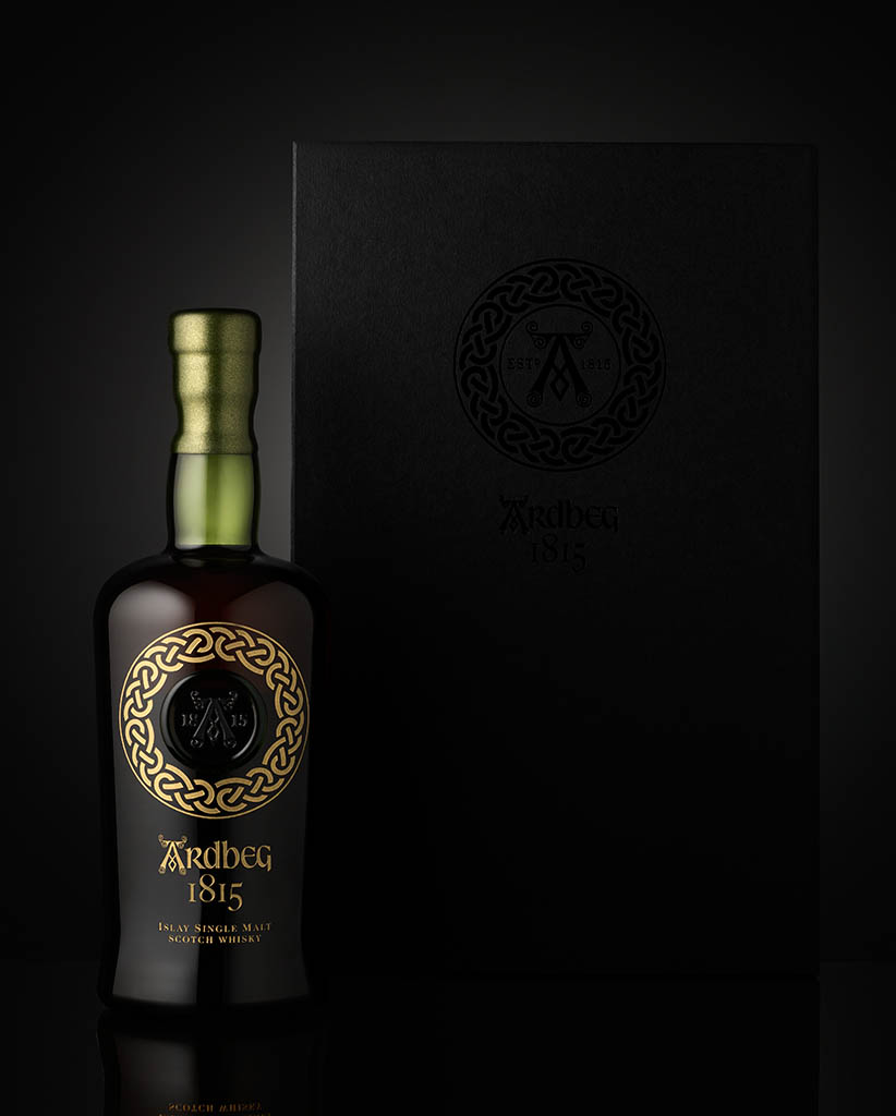 Packshot Factory - Black background - Ardbeg whisky bottle and box
