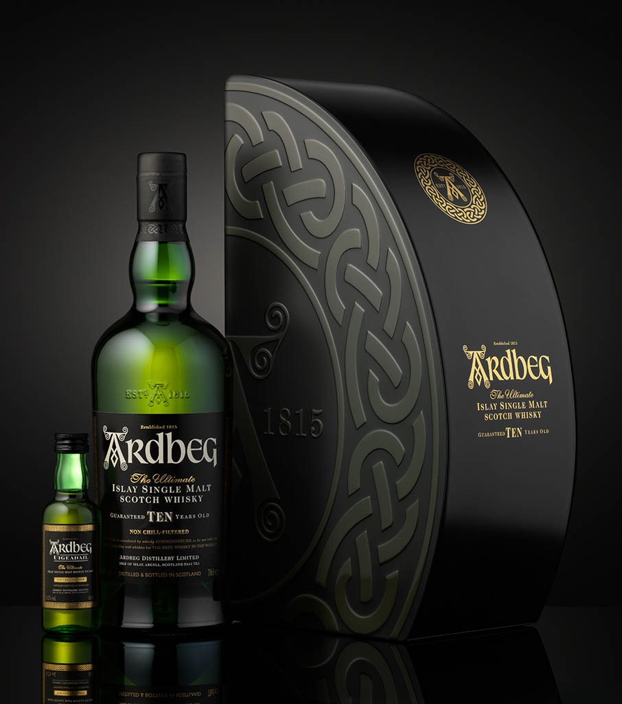 Packshot Factory - Black background - Ardbeg whisky bottle and box