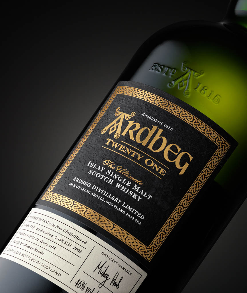 Packshot Factory - Black background - Ardbeg whisky bottle label close up