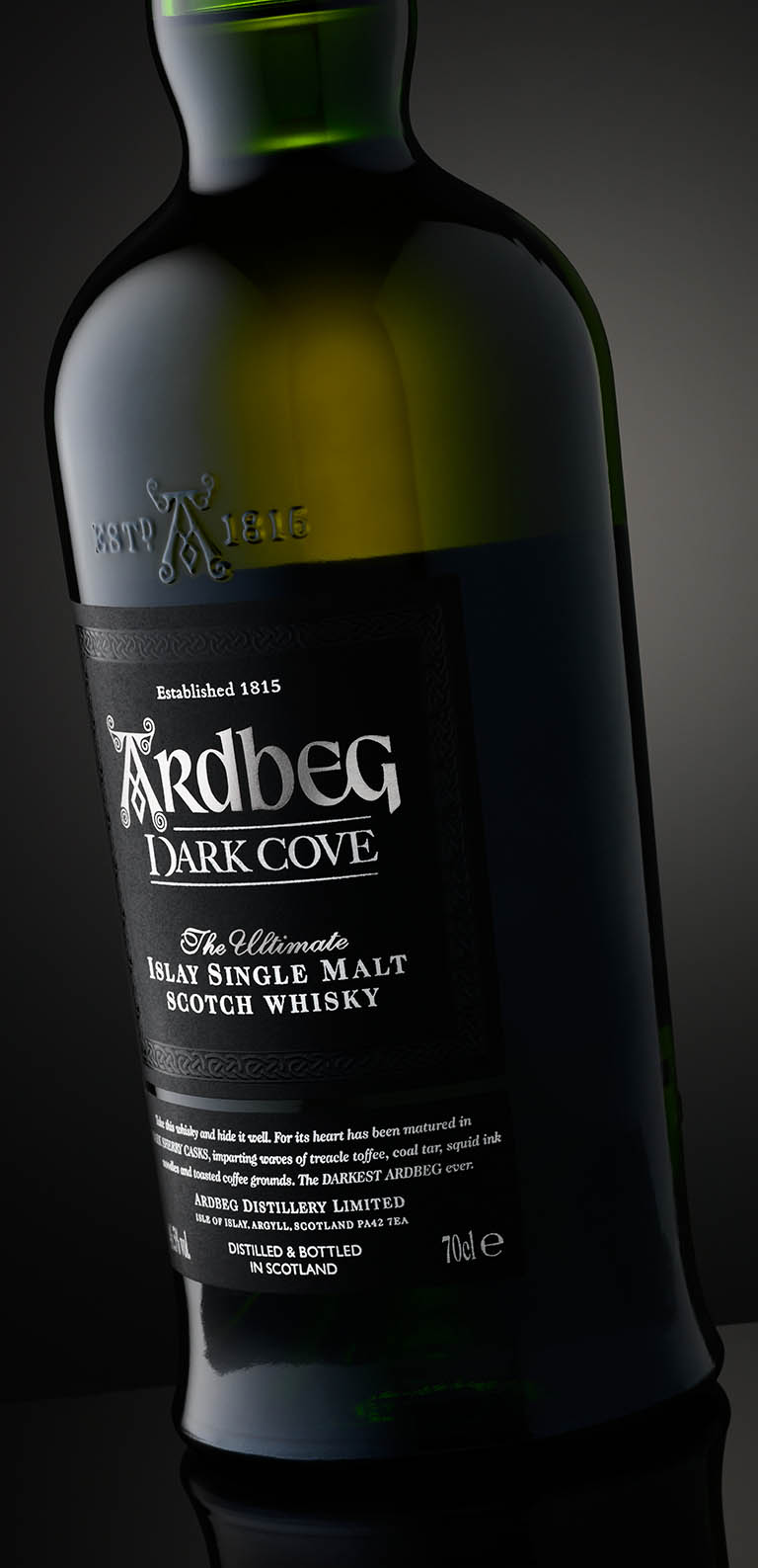 Packshot Factory - Black background - Ardbeg whisky bottle label close up