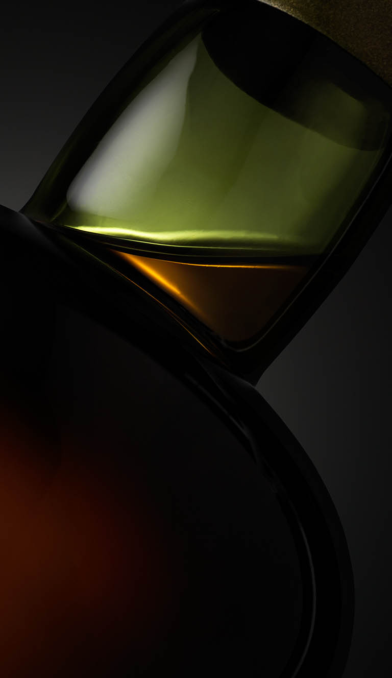 Packshot Factory - Black background - Ardbeg whisky bottle neck close up