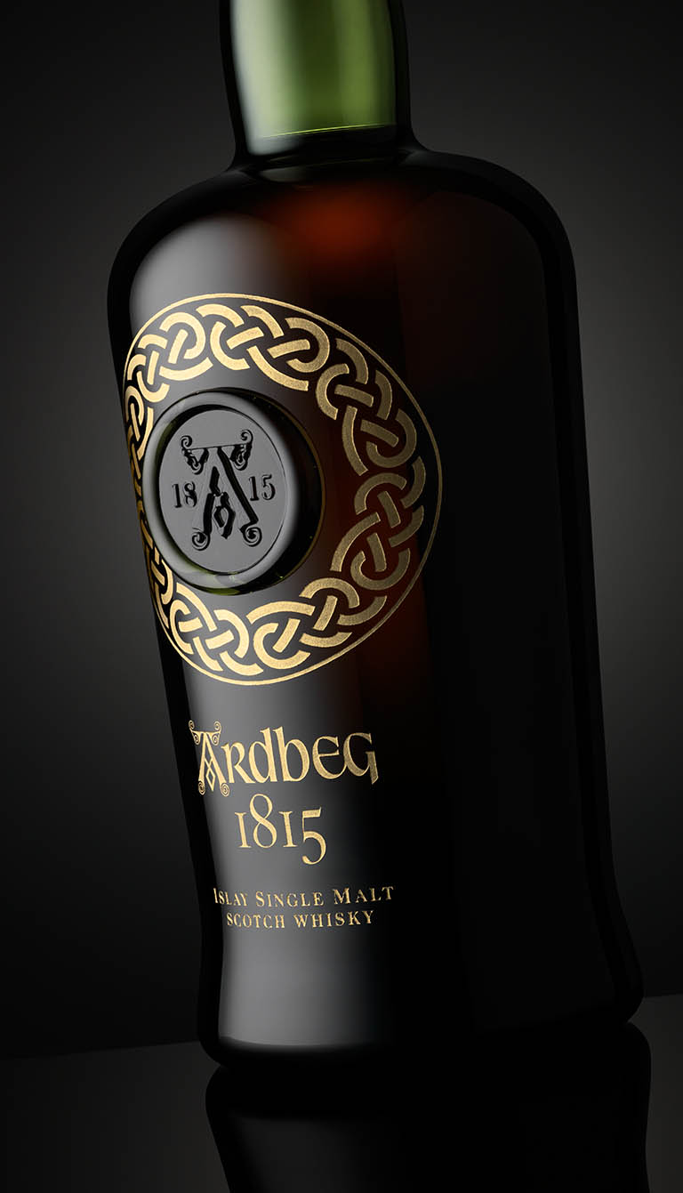 Packshot Factory - Black background - Ardbeg whisky bottle