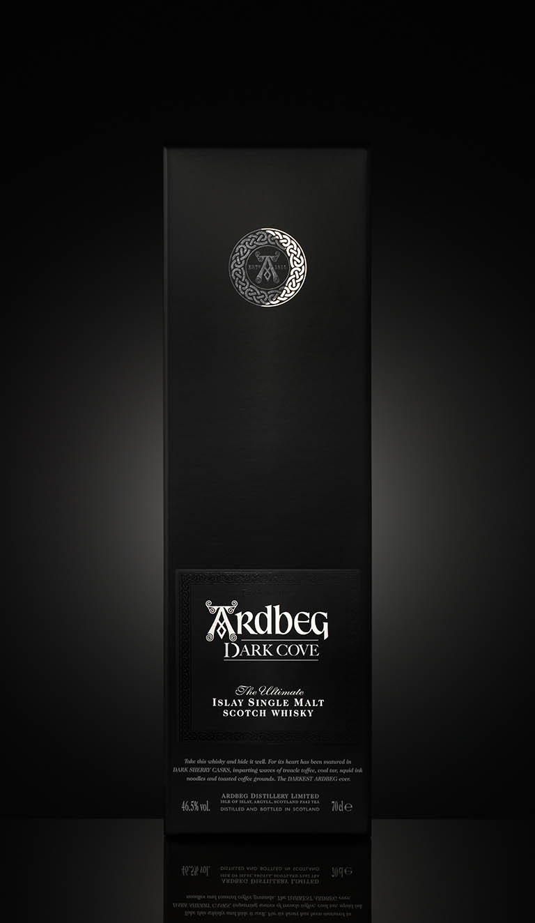 Packshot Factory - Black background - Ardbeg whisky box