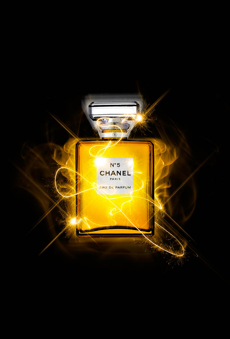 Packshot Factory - Black background - Chanel No5 perfume bottle