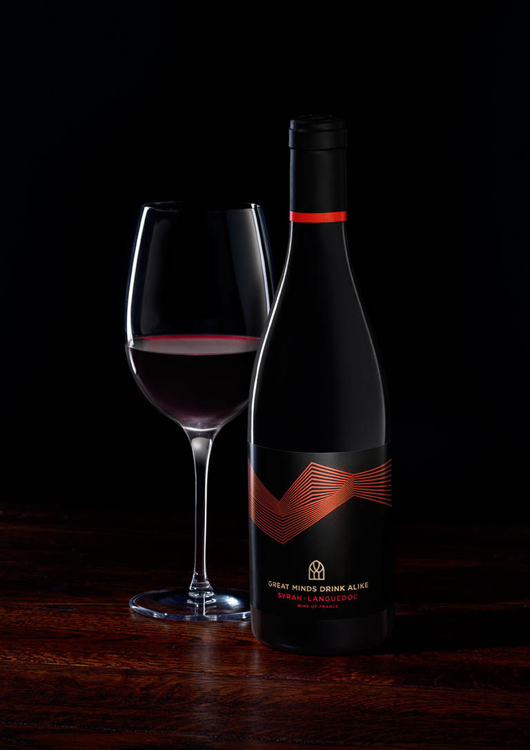 Packshot Factory - Black background - Chapel Down red wine and serve