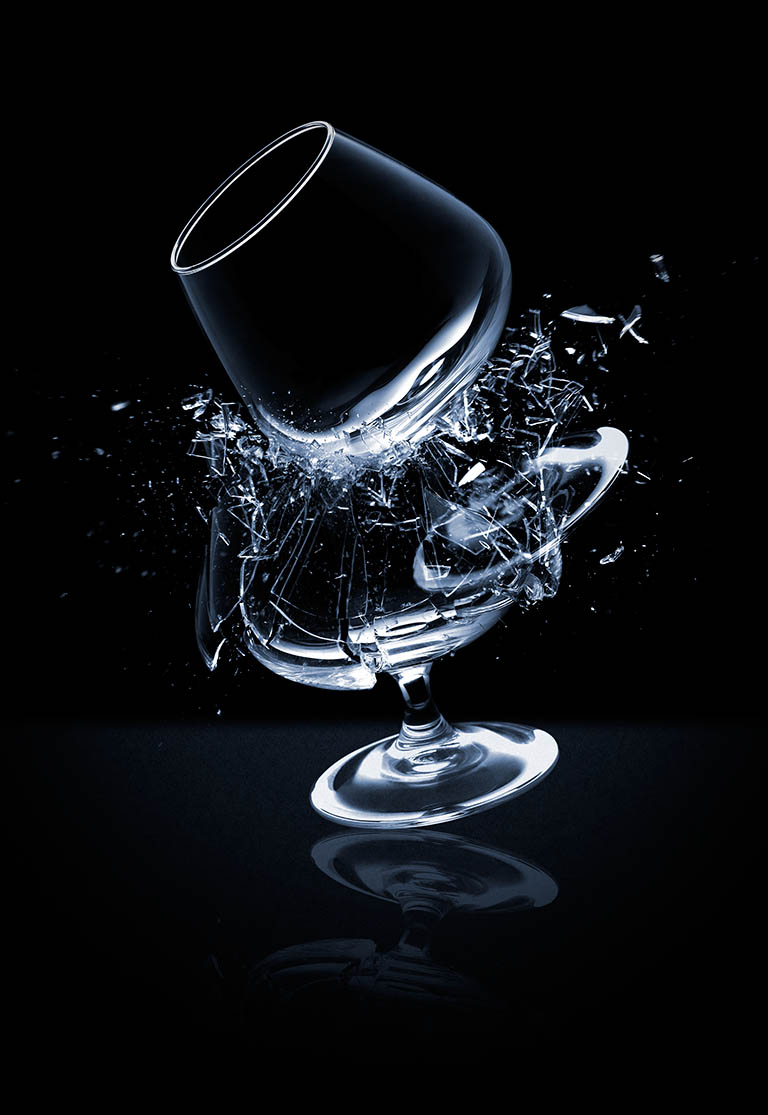 Packshot Factory - Black background - Cognac glasses smashed