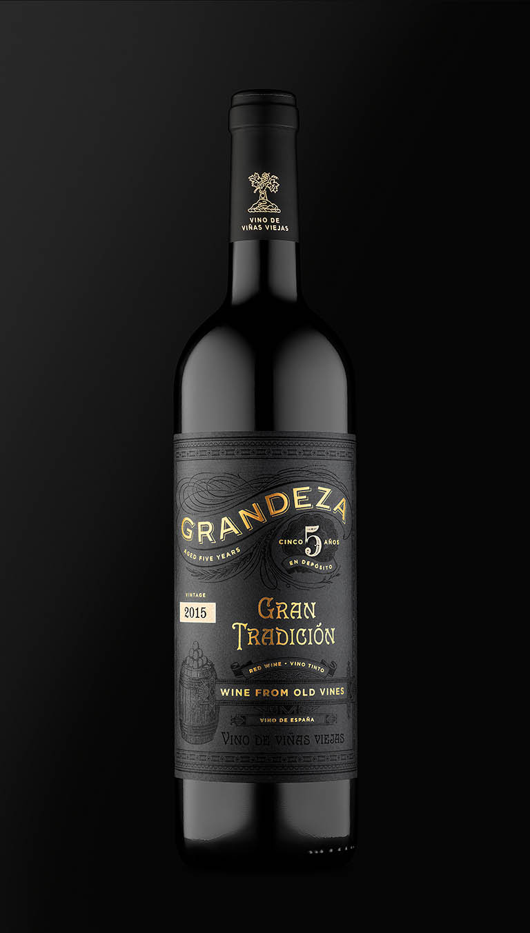 Packshot Factory - Black background - Grandeza wine bottle