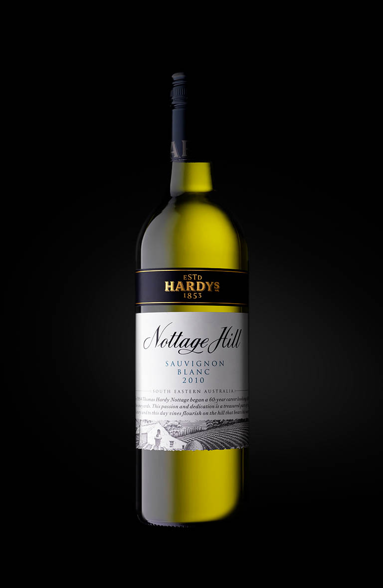 Packshot Factory - Black background - Hardys wine bottle