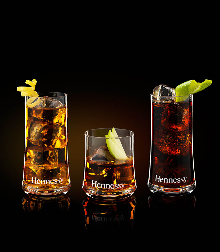Packshot Factory - Black background - Hennessy cocktail serves