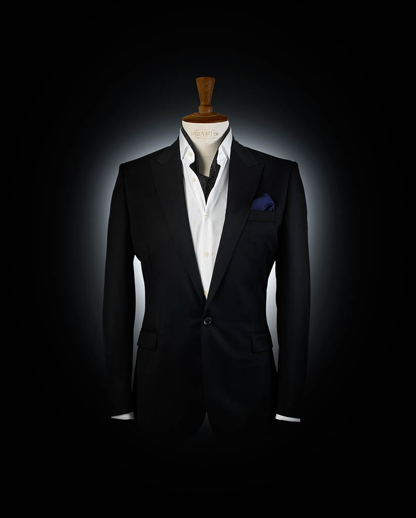 Packshot Factory - Black background - Hugo Boss suit