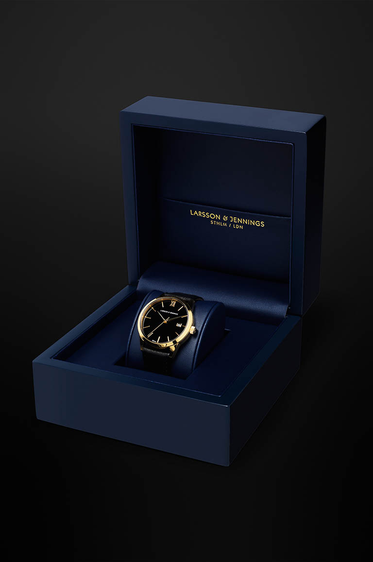 Packshot Factory - Black background - Larsson & Jennings watch in box