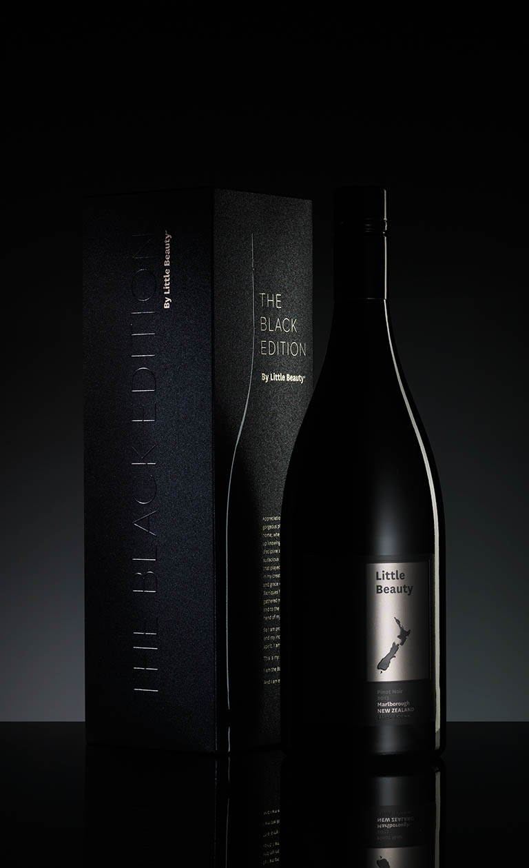 Packshot Factory - Black background - Little Beauty wine and box