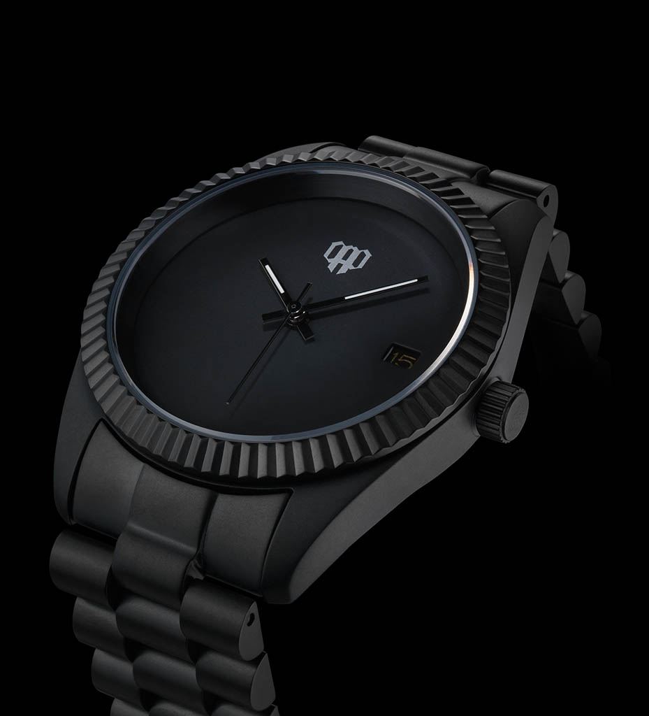Packshot Factory - Black background - Men's watch with black abracelet