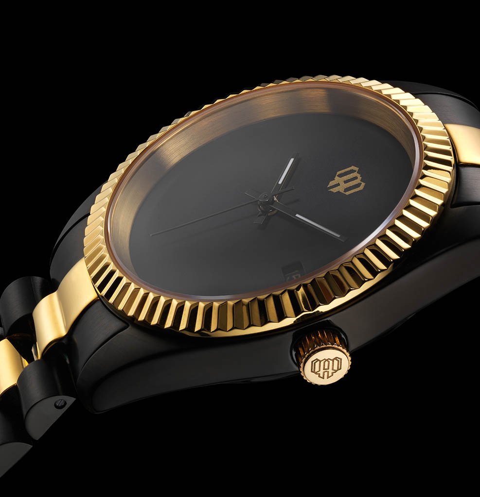 Packshot Factory - Black background - Men's watch with black and gold bracelet