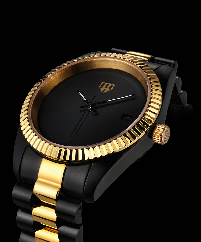 Packshot Factory - Black background - Men's watch with black and gold bracelet