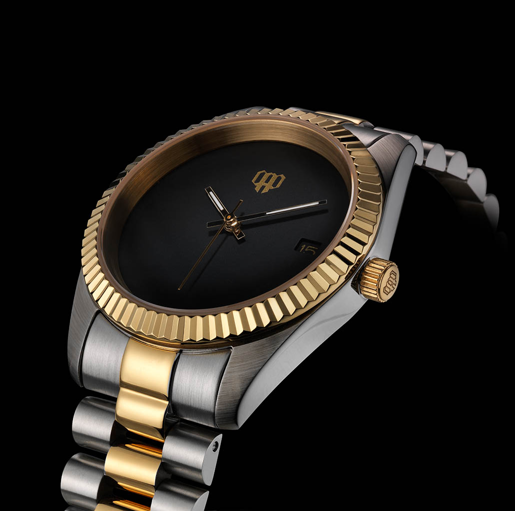 Packshot Factory - Black background - Men's watch with silver and gold bracelet