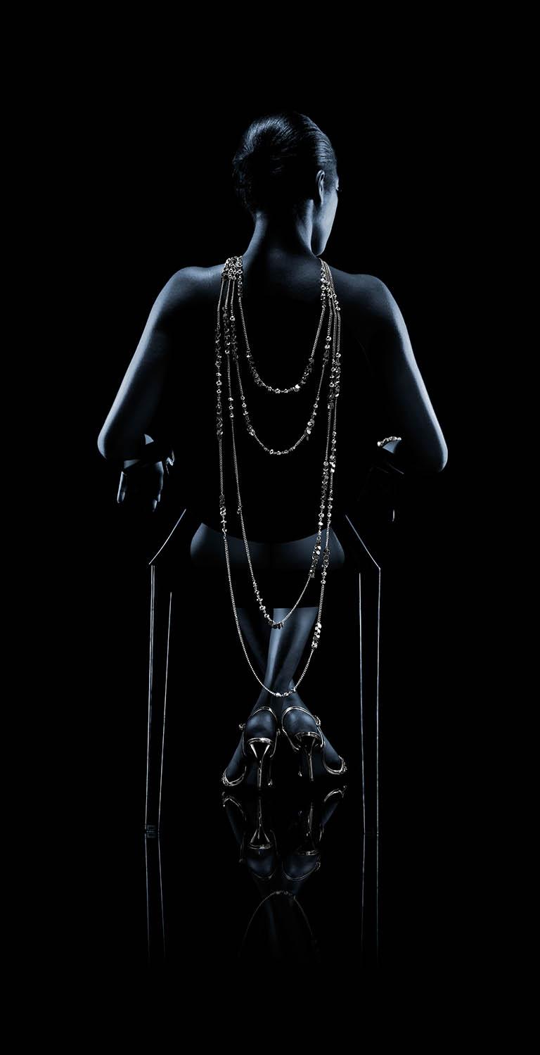 Packshot Factory - Black background - Model jewellery