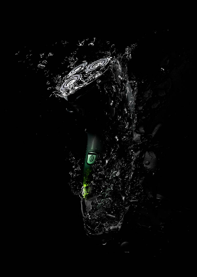 Packshot Factory - Black background - Philips shaver in water