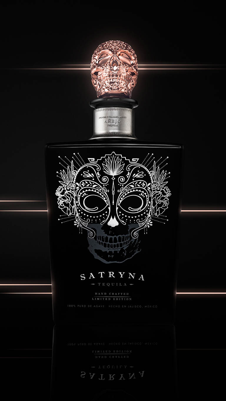 Packshot Factory - Black background - Satryna Tequila bottle and box