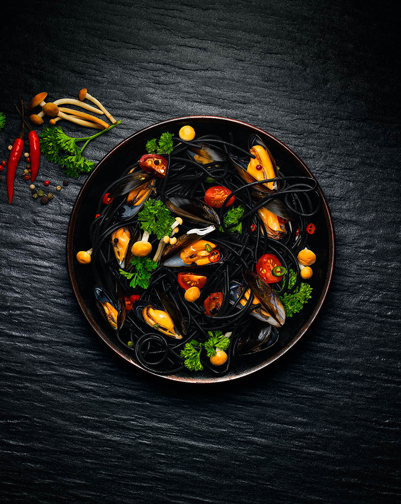 Packshot Factory - Black background - Squid ink spaghetti