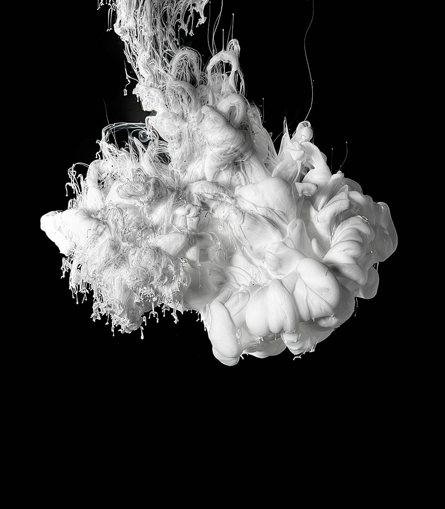 Packshot Factory - Black background - White ink splash