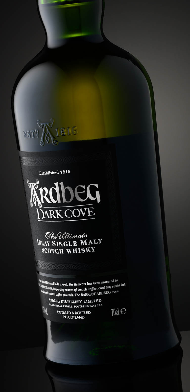 Packshot Factory - Bottle - Ardbeg whisky bottle label close up