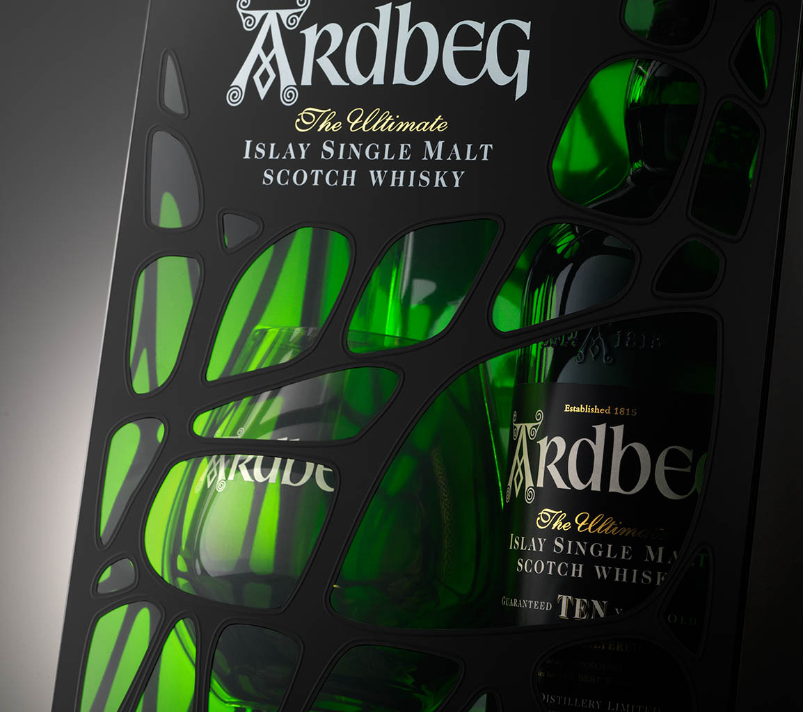 Packshot Factory - Bottle - Ardbeg whisky bottle land glass box set