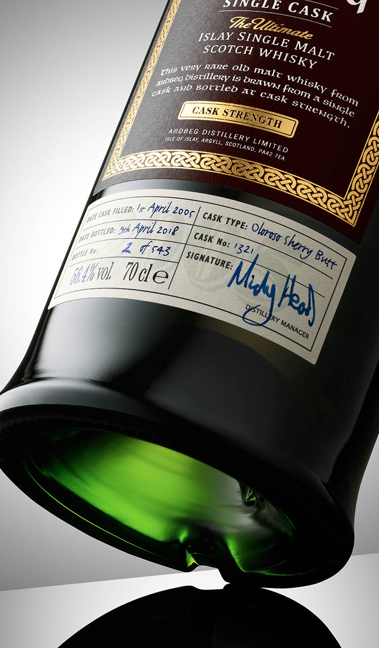 Packshot Factory - Bottle - Ardbeg whisky close up