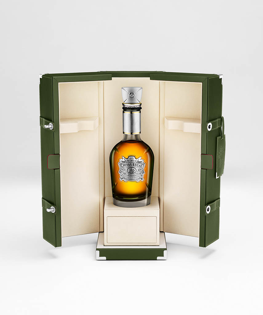 Packshot Factory - Bottle - Chivas Regal bottle gift box