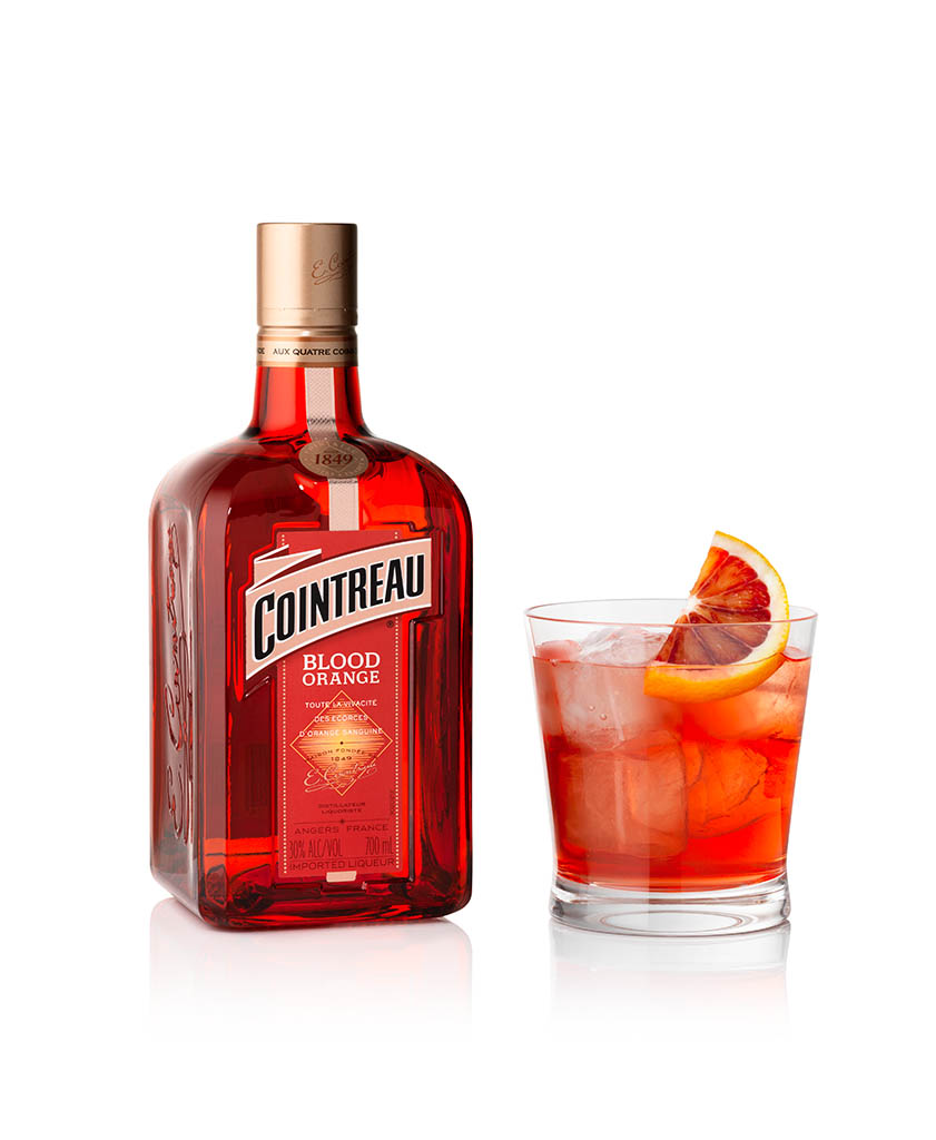 Packshot Factory - Bottle - Cointreau Blood Orange and cocktail serve