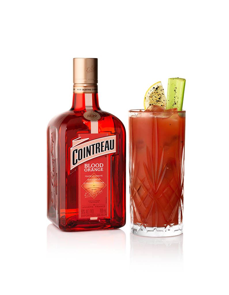 Packshot Factory - Bottle - Cointreau Blood Orange and serve