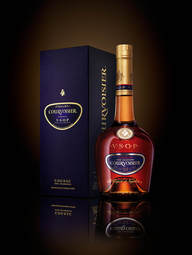 Packshot Factory - Bottle - Courvoisier Cognac bottle and box