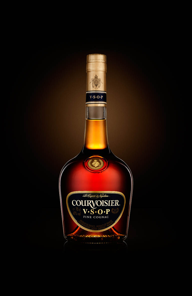 Packshot Factory - Bottle - Courvoisier Cognac bottle and box