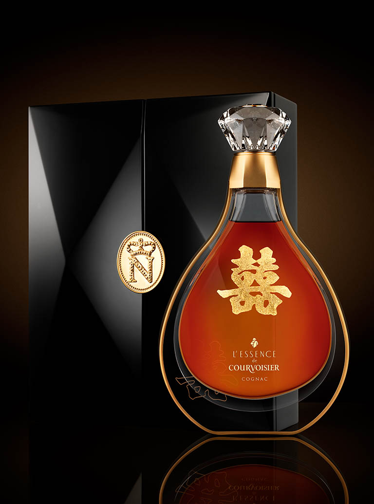 Packshot Factory - Bottle - Courvoisier L'Essence Cognac bottle and box