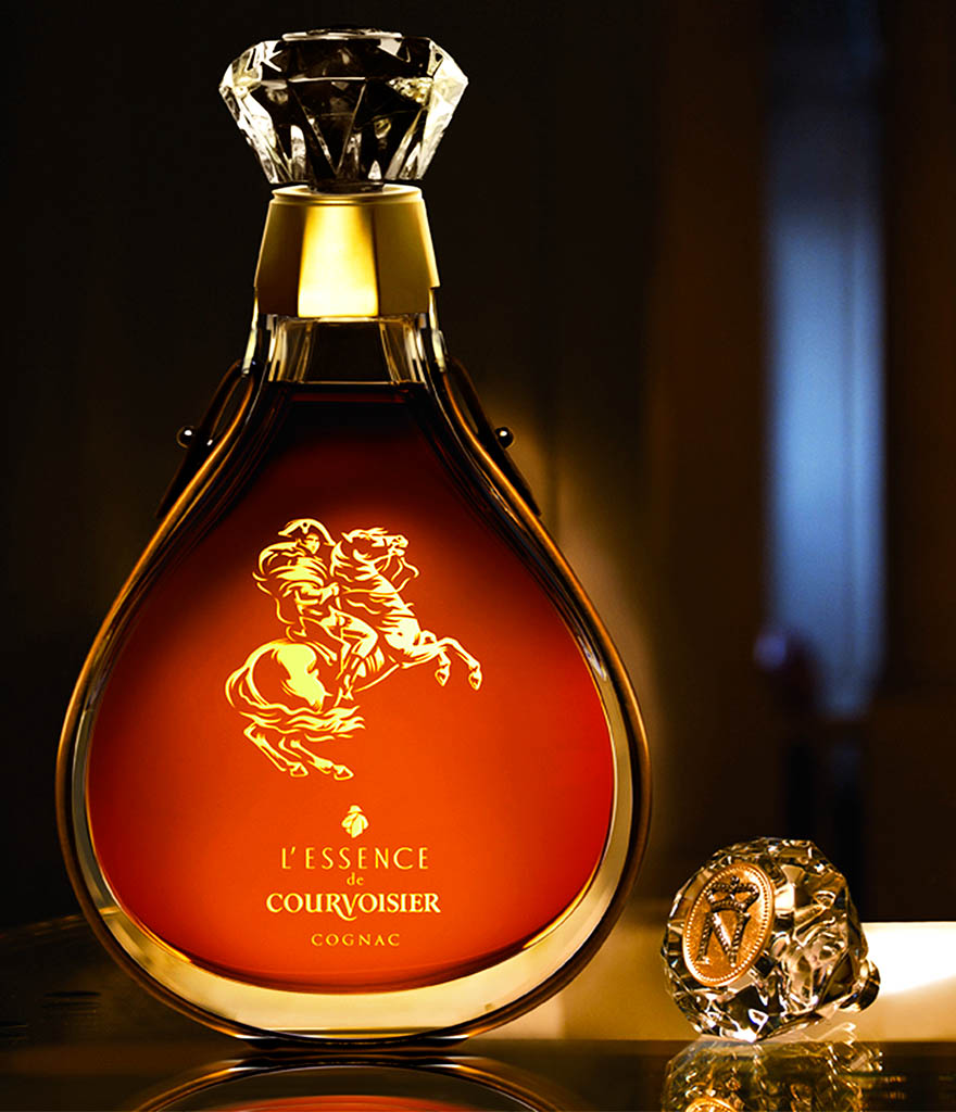 Packshot Factory - Bottle - Courvoisier L'Essence Cognac bottle bar setting