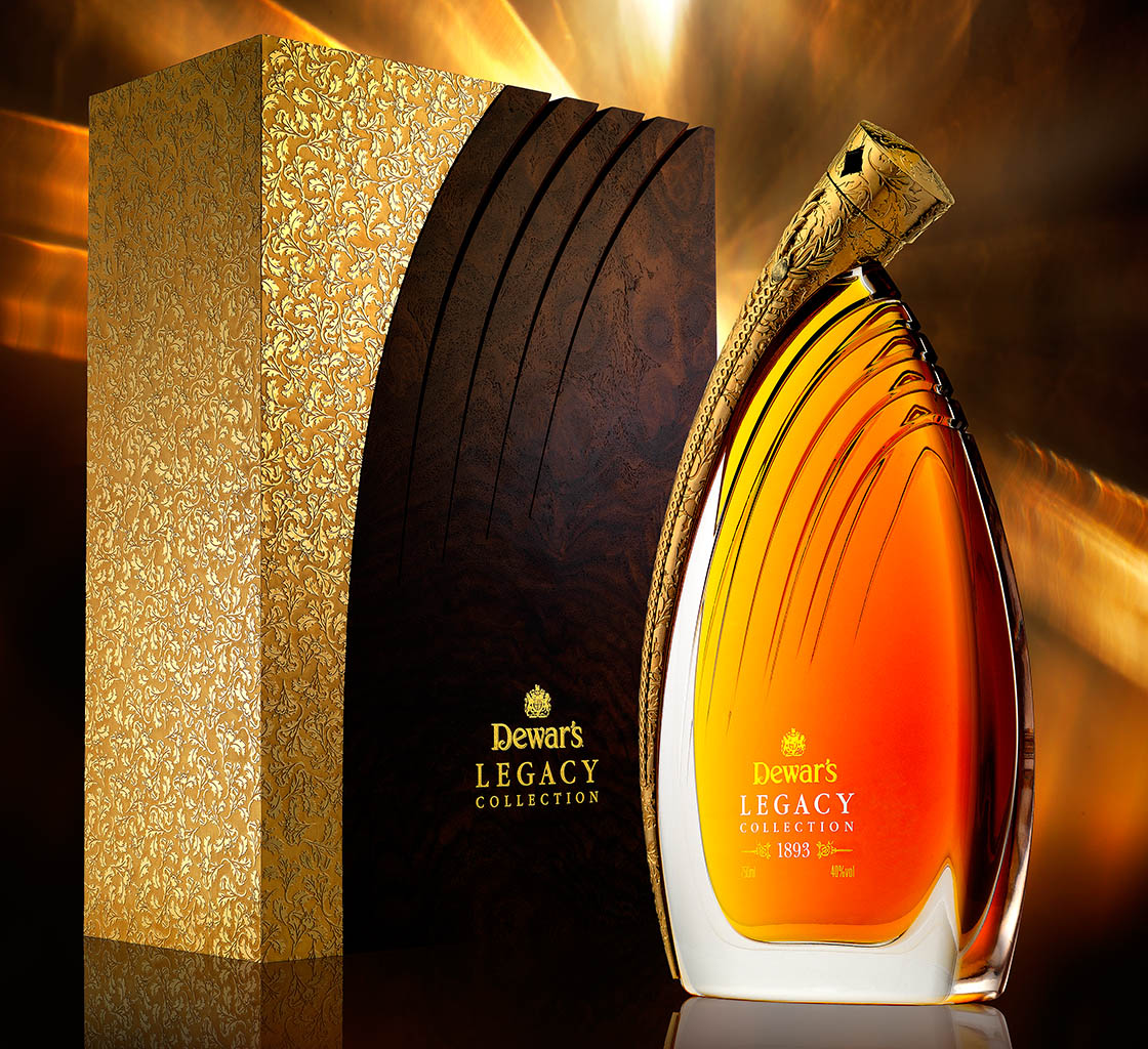 Packshot Factory - Bottle - Dewar's whisky bottle and box