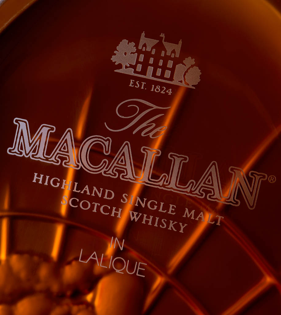 Packshot Factory - Bottle - Macallan whisky decanter label close up