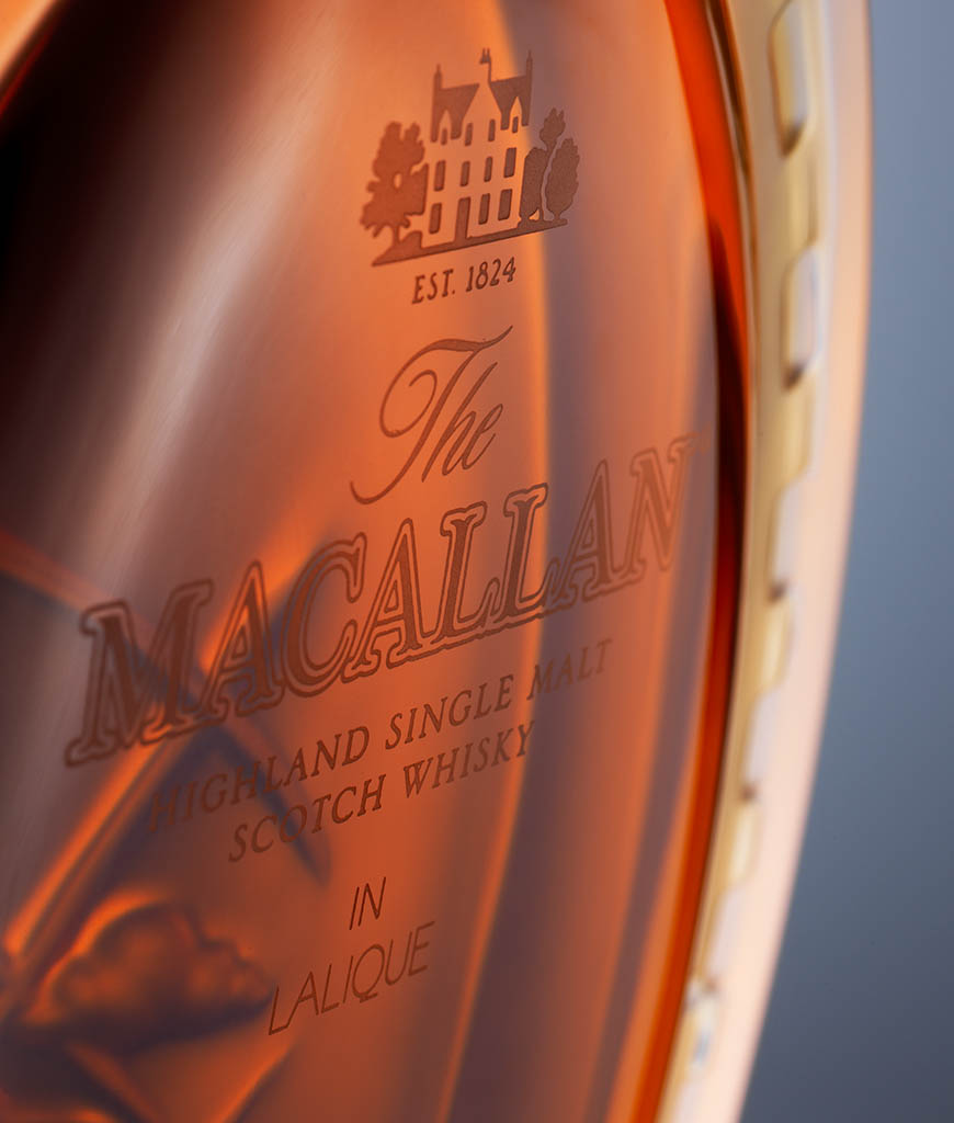 Packshot Factory - Bottle - Macallan whisky decanter label close up