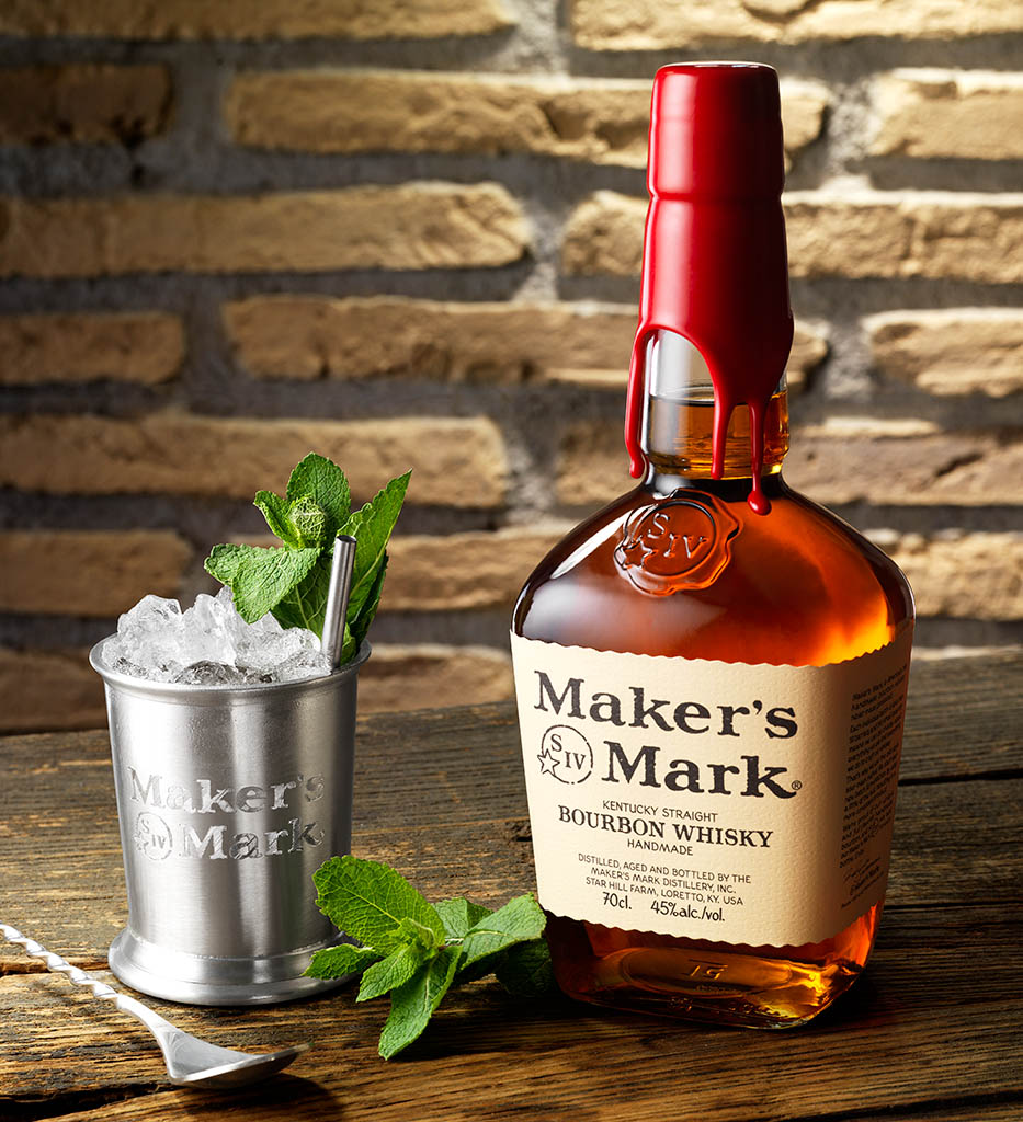 Packshot Factory - Bottle - Maker's Mark bourbon whisky bottle and serve