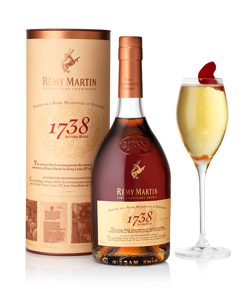 Packshot Factory - Bottle - Remy Martin whisky bottle box set and serve