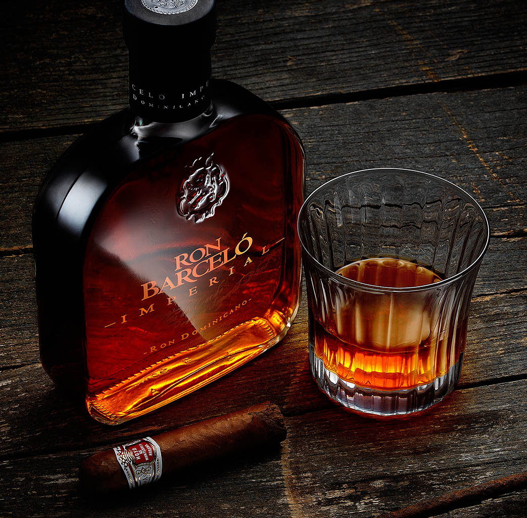 Packshot Factory - Bottle - Ron Barcelo rum bottle and serve