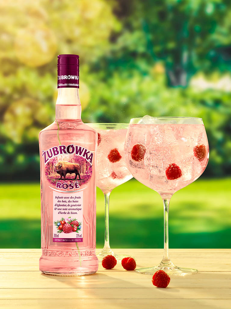 Packshot Factory - Cocktail - Zubrowka vodka bottle and serve