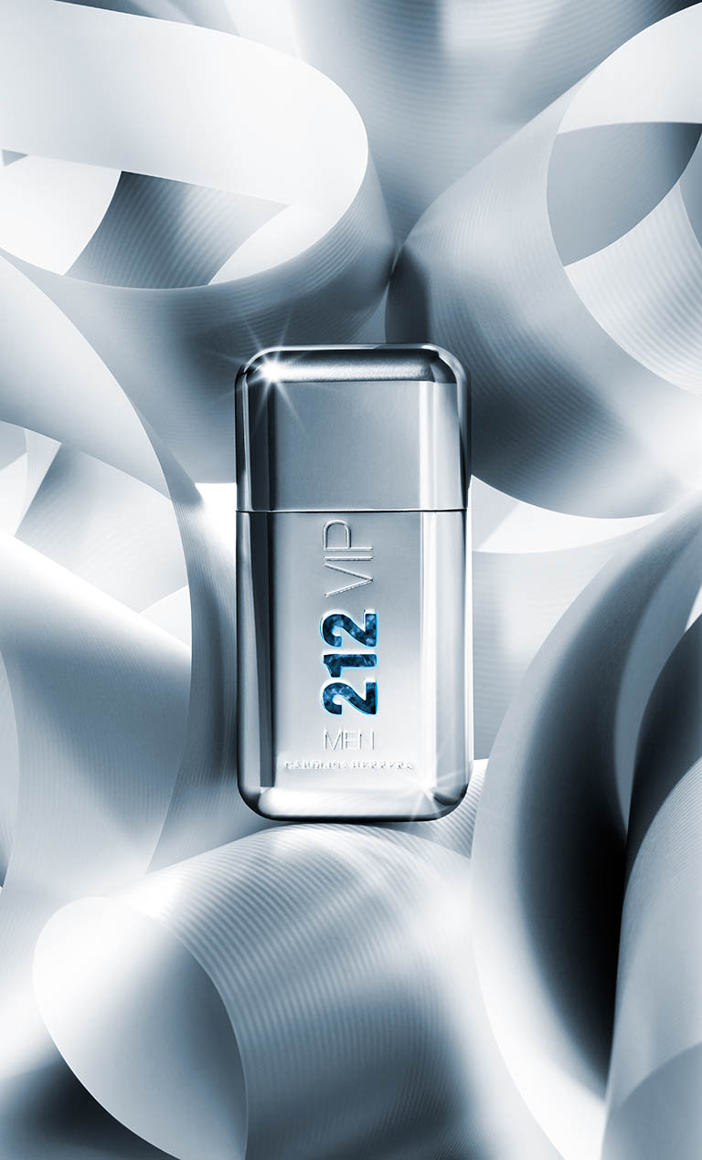 Packshot Factory - Coloured background - 212 Carolina Herrera