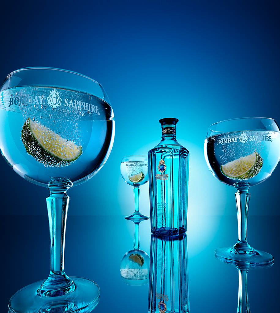 Packshot Factory - Coloured background - Bombay Sapphire gin bottle and serve
